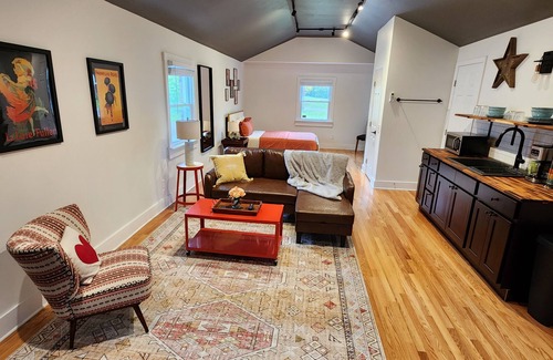 Inglewood Apartment | Stunning newly renovated studio apartment close to downtown