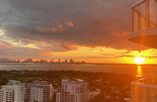 Mid Beach Condo | Stunning ocean view full service living on Miami Beach @ The Akoya