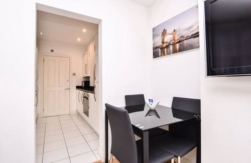 Cathedrals Apartment | Stunning one bedroom period property in fab location nr tube, shops & bars!