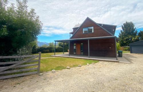 Lake Hawea House | Stunning Panoramic Lake Hawea Views 5 Bedrooms