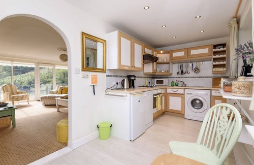 Liskeard House | Stunning pet friendly cottage with wifi and parking.