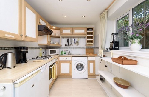 Liskeard House | Stunning pet friendly cottage with wifi and parking.