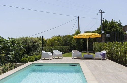 Lake Bracciano Villa | Stunning private villa with private pool, WIFI, A/C, TV, patio, pets allowed and parking