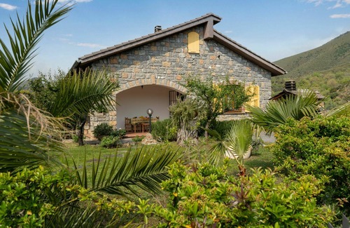 Cisano sul Neva Villa | Stunning private villa for 6 people with WIFI, A/C, TV, patio, pets allowed and parking