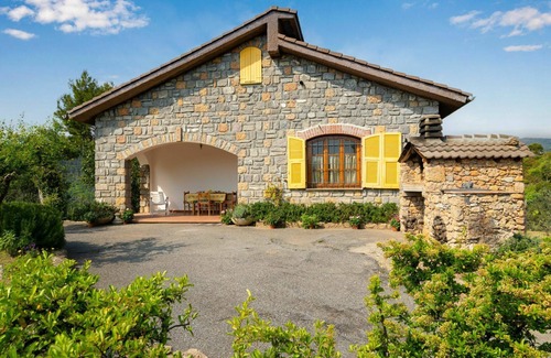 Cisano sul Neva Villa | Stunning private villa for 6 people with WIFI, A/C, TV, patio, pets allowed and parking