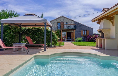 Madaillan Villa | Stunning private villa for 6 guests with private pool, WIFI, A/C, TV, terrace and pets allowed