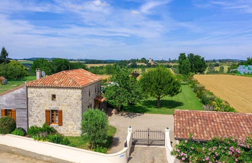 Madaillan Villa | Stunning private villa for 6 guests with private pool, WIFI, A/C, TV, terrace and pets allowed