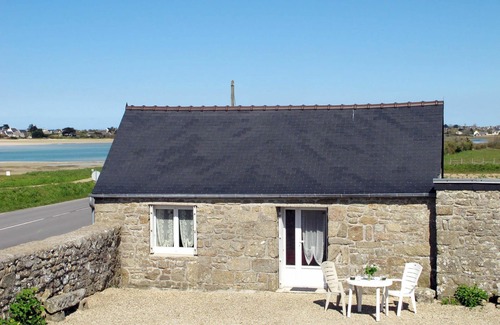 Plounevez-Lochrist House | Stunning private villa for 2 guests with pets allowed