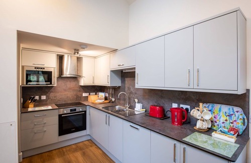 Corrimony House | Stunning private villa for 6 guests with WIFI, TV, terrace and pets allowed