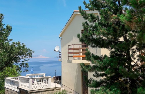 Prizna House | Stunning private villa for 10 people with A/C, WIFI, TV, terrace, pets allowed and parking
