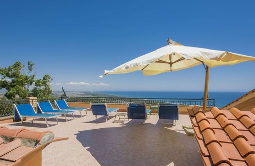 Ansedonia Villa | Stunning private villa for 11 guests with WIFI, TV, terrace and pets allowed