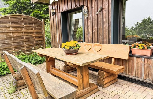 Piesau House | Stunning private villa for 3 guests with WIFI, TV, patio, pets allowed and parking