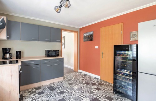 Oybin House | Stunning private villa for 10 guests with hot tub, WIFI, TV, patio, pets allowed and parking