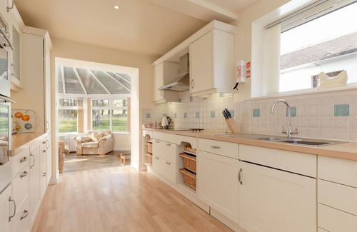 Maybole Villa | Stunning private villa for 8 guests with TV, patio, pets allowed, panoramic view and parking