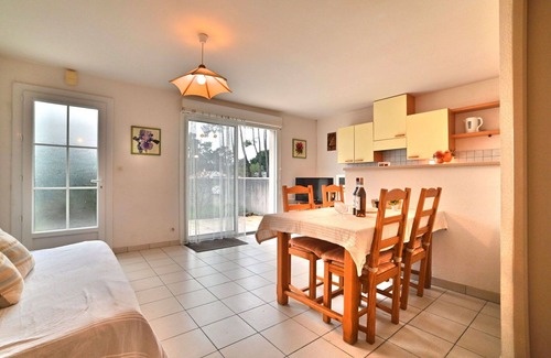 Domino House | Stunning private villa for 5 people with WIFI, TV, terrace, pets allowed and parking