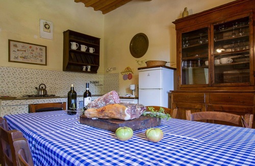 Palaia Villa | Stunning private villa for 9 people with private pool, WIFI, TV, patio and pets allowed