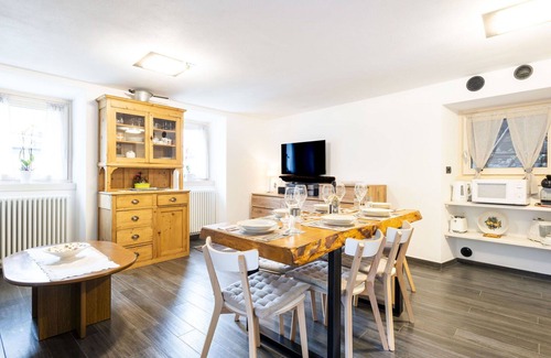 Piuro House | Stunning private villa for 6 guests with WIFI, TV, patio, pets allowed and parking