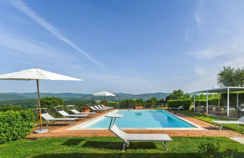 Rapale Villa | Stunning private villa for 20 guests with private pool, WIFI, sauna, TV and panoramic view