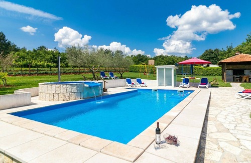 Rakotule House | Stunning private villa with WIFI, A/C, private pool, TV, terrace, pets allowed and parking