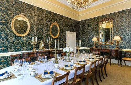 Stoke Bardolph House | Stunning Rectory in Countryside with Hot Tub