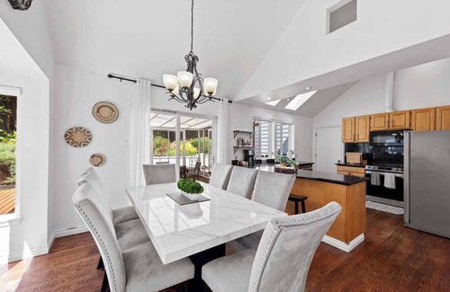 East Lake Hills House | Stunning Sammamish Lake View Home near Weowna Park