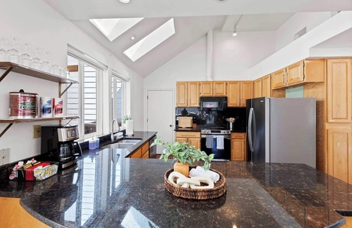 East Lake Hills House | Stunning Sammamish Lake View Home near Weowna Park