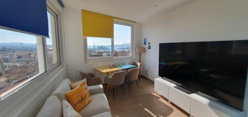 Toulon Apartment | Stunning Sea View, Steps from Station and Port - Vue imprenable sur la mer, à quelques pas de la gare et du port