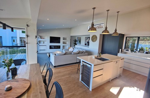 Plimmerton House | Stunning sea Views in a Lovely Beachside Plimmerton