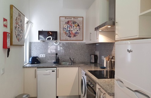 Alporchinhos House | Stunning seafront 2 bedrooms apartment, spacious terrace, pools & 5 min to beach