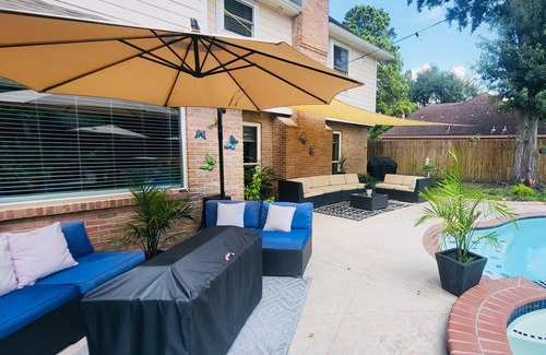 Houston House | Stunning & Spacious 5-bedroom house features a gorgeous private pool