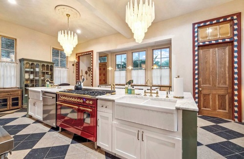 Faubourg Lafayette Villa | Stunning Storybook Villa w Pool & HotTub 5bd|6.5ba