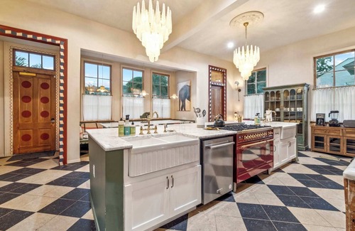 Faubourg Lafayette Villa | Stunning Storybook Villa w Pool & HotTub 5bd|6.5ba