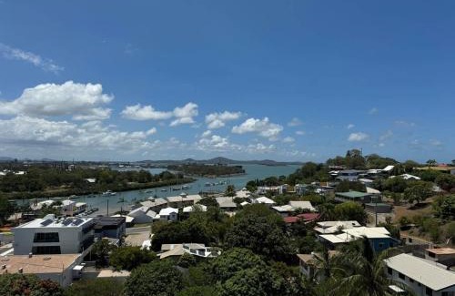 Gladstone Apartment | Stunning Sub Penthouse
