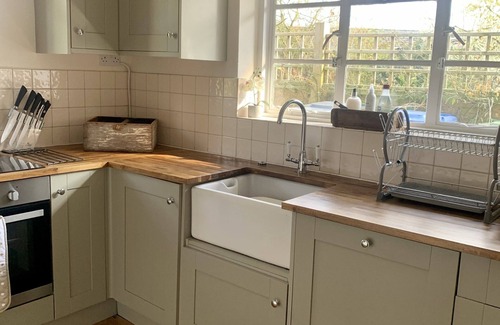 Dorsington Cottage | Stunning Thatched 16th Century Cottage. Dog Friendly. *HOT TUB*