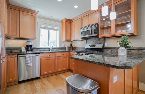 Atlantic House | Stunning Townhome with Loft Space, Chefs Kitchen