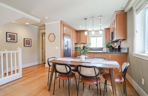 Atlantic House | Stunning Townhome with Loft Space, Chefs Kitchen