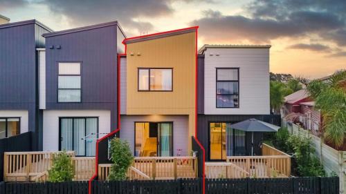 Auckland Apartment | Stunning Townhouse - Walking to Botany Shopping Center