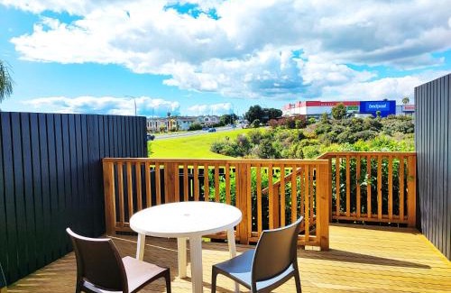 Auckland Apartment | Stunning Townhouse - Walking to Botany Shopping Center