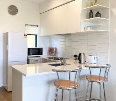 Auckland Apartment | Stunning Townhouse - Walking to Botany Shopping Center