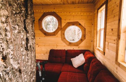 Stonewall House | Stunning Tree House Tucked Away Among the Trees near Germantown, Kentucky