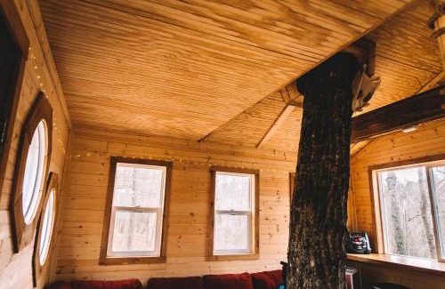 Stonewall House | Stunning Tree House Tucked Away Among the Trees near Germantown, Kentucky
