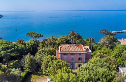 Castiglioncello Villa | Stunning villa for 6 guests with A/C, WIFI, TV, terrace, pets allowed and parking