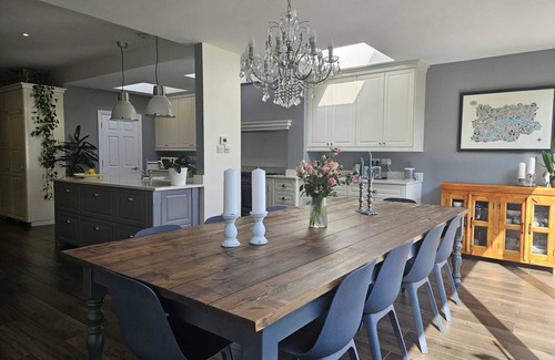Queen's Park House | Stunning, very spacious 5BR London townhouse with parking and garden!