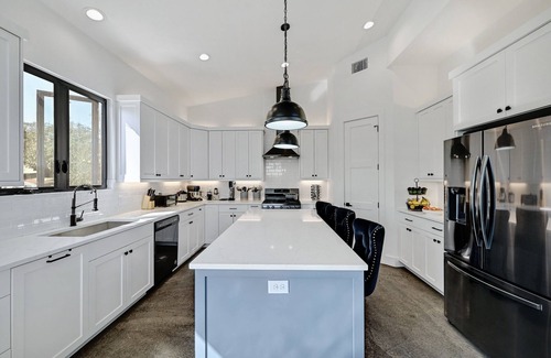 Apache Shores Villa | Stunning View Villa for families - with a Pool, Basketball court & playground