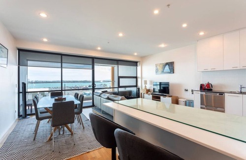 Auckland Central Business District Apartment | Stunning Views Central Apt
