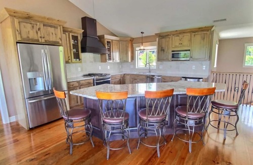 Mount Sunapee House | Stunning views - minutes to Lake Sunapee Beach & Ski Base