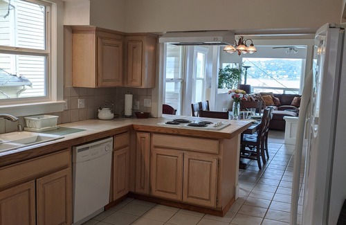 Rainier Valley House | Stunning views of Lake Washington