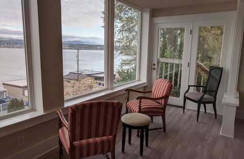 Rainier Valley House | Stunning views of Lake Washington