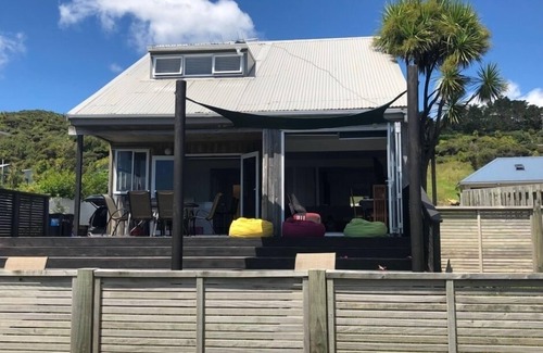 Omapere House | Stunning views with beach access across the road.