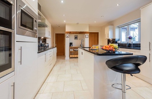 Holywell House | Stunning villa for 14 guests with WIFI and parking